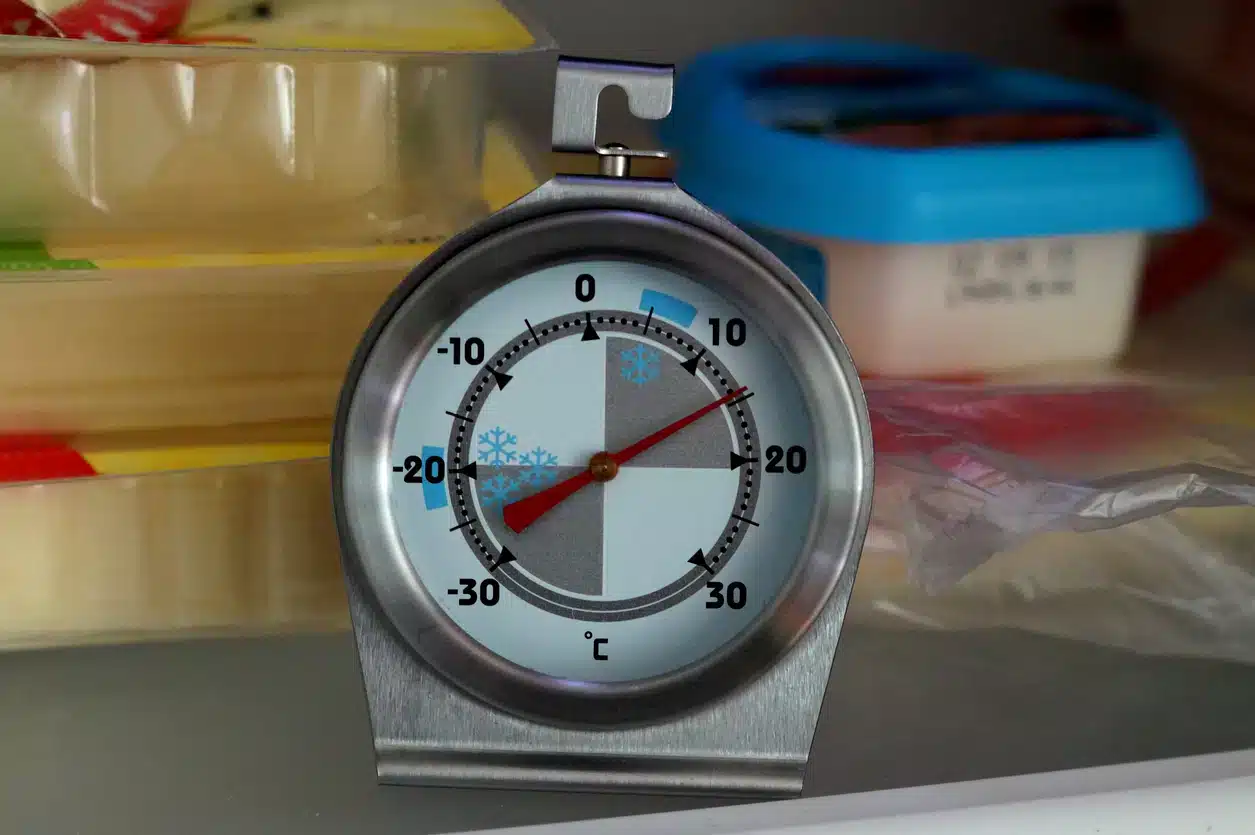 A view of a meter to measure fridge temperature