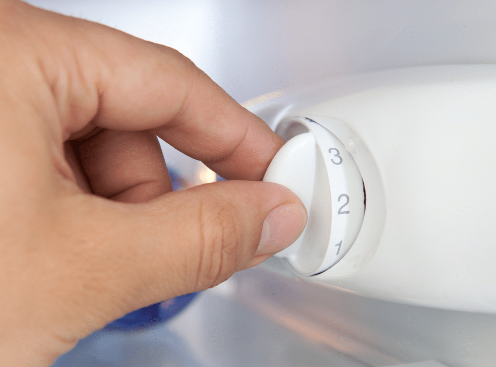 Adjusting refrigerator temperature 